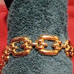 Luxurious Gold Link Bracelet